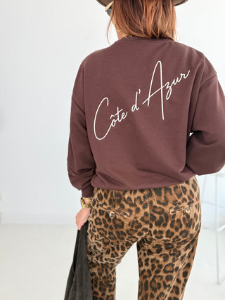 Sweater in Braun mit gesticktem Schriftzug vorne und Rückseite - Levelone GmbH & Co. KG