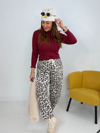 Feinstrickpullover in Bordeaux für Damen mit Rüschen Stehkragen und Ärmelenden  - Levelone GmbH & Co. KG