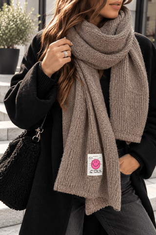 Wollschal für Damen in Schwarz & Braun mit einem Smiley Patch. Verarbeitung mit Wolle - Levelone GmbH & Co. KG