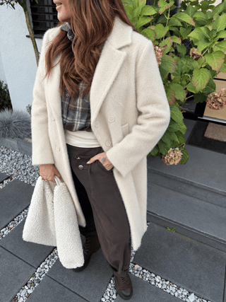 Stylischer Fellmantel für Damen in Creme mit Reverskragen, Knöpfen, Taschen & weicher Haptik - Levelone GmbH & Co. KG