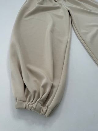 Joggerhose in Beige mit Bündchen am Saum für Damen. In Einheitsgröße 36-42 - Levelone GmbH & Co. KG