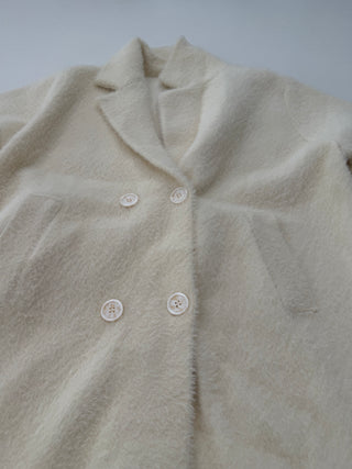 Stylischer Fellmantel für Damen in Creme mit Reverskragen, Knöpfen, Taschen & weicher Haptik - Levelone GmbH & Co. KG