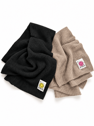 Wollschal für Damen in Schwarz & Braun mit einem Smiley Patch. Verarbeitung mit Wolle - Levelone GmbH & Co. KG