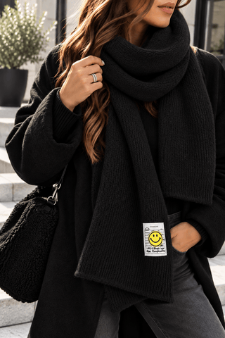 Wollschal für Damen in Schwarz & Braun mit einem Smiley Patch. Verarbeitung mit Wolle - Levelone GmbH & Co. KG